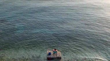 Denizde balık bir balıkçının yakalar