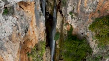 Dağlarda şelale