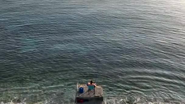 Denizde Balık Bir Balıkçının Yakalar — Stok video