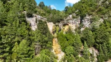 Dağlarda küçük bir şelale