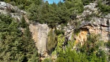 Dağlarda küçük bir şelale