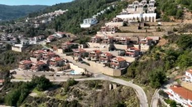 Dağlarda villa kompleksi