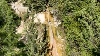 Dağlarda küçük bir şelale