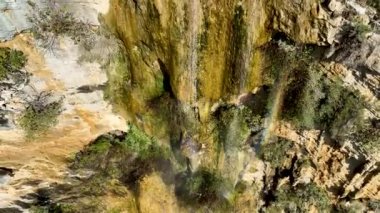 Dağlarda küçük bir şelale