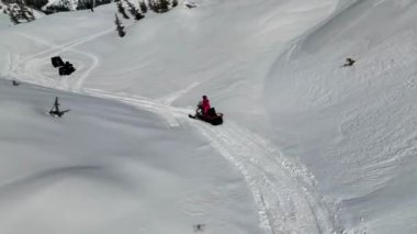 Dağların tepesinde kar arabası