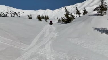 Dağların tepesinde kar arabası