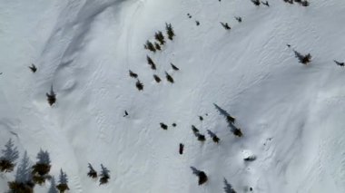 Dağların tepesinde kar arabası