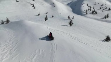 Dağların tepesinde kar arabası