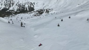 Dağların tepesinde kar arabası