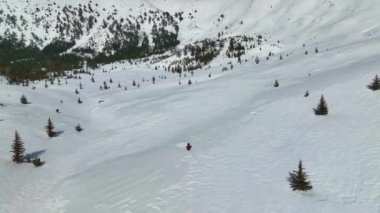 Dağların tepesinde kar arabası