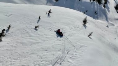 Dağların tepesinde kar arabası