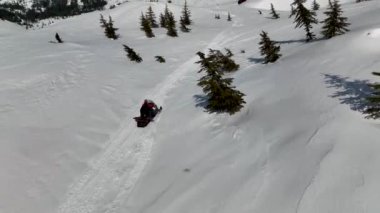 Dağların tepesinde kar arabası