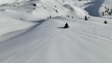 Dağların tepesinde kar arabası