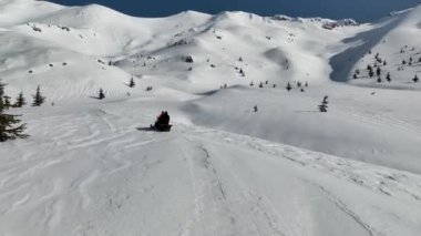 Dağların tepesinde kar arabası