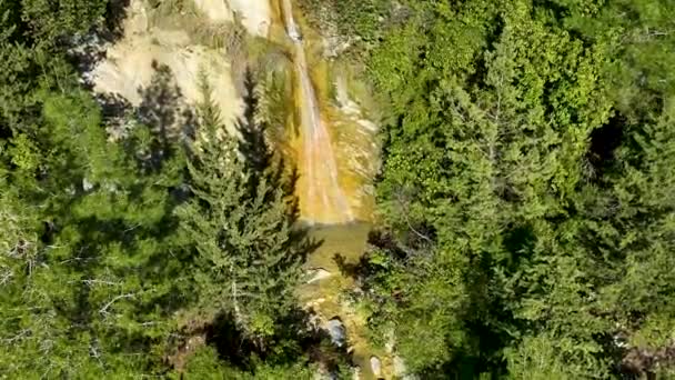 Ein Kleiner Wasserfall Den Bergen — Stockvideo