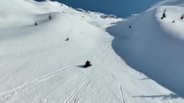 Dağların tepesinde kar arabası