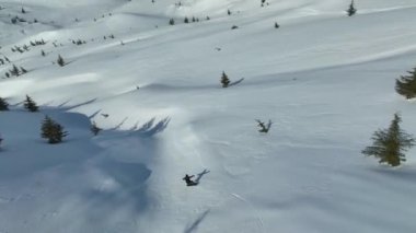 Dağlardan bir snowboardcu indi.