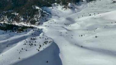 Dağların tepesinde kar arabası