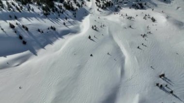 Dağların tepesinde kar arabası