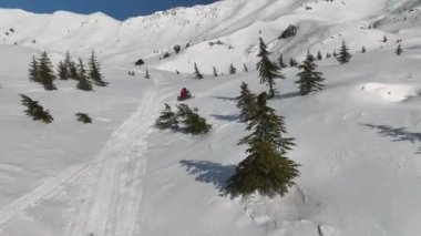 Dağların tepesinde kar arabası