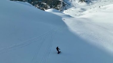 Dağlardan bir snowboardcu indi.