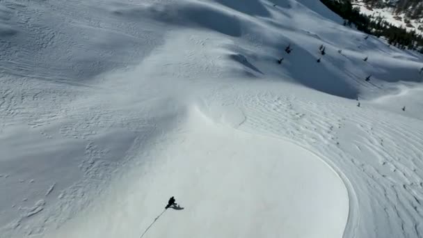 Egy Snowboardos Ereszkedik Hegyekből — Stock videók