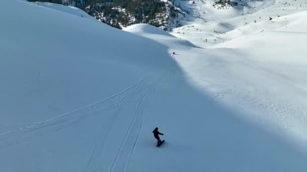 Een Snowboarder Daalt Uit Bergen — Stockvideo
