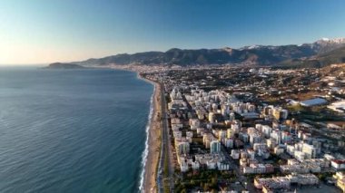 Şehrin üzerinde renkli günbatımı