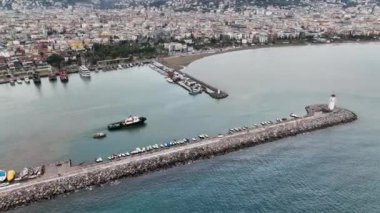 Gemi limandan kalkıyor.