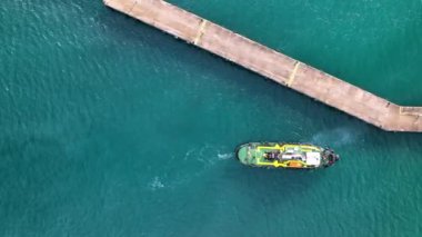 Gemi limandan kalkıyor.