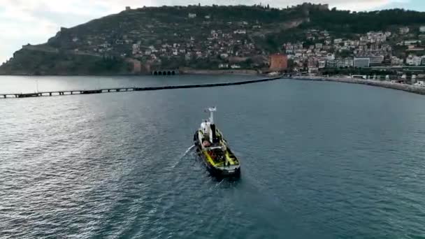 船タグボートは港から出航 — ストック動画