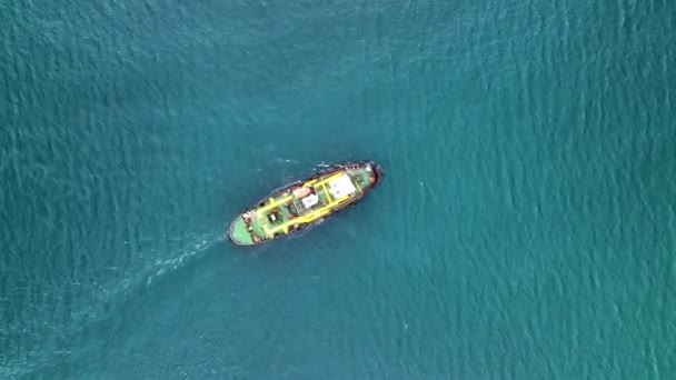 Navio Rebocador Velas Para Fora Porto — Vídeo de Stock