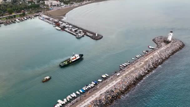 Embarcación Remolcador Navega Fuera Del Puerto — Vídeos de Stock