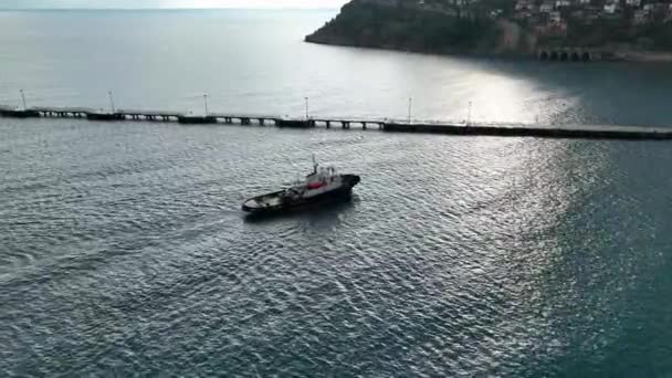 Navio Rebocador Velas Para Fora Porto — Vídeo de Stock