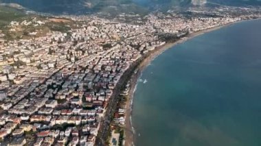 Şehrin üzerinde renkli günbatımı