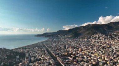 Şehrin üzerinde renkli günbatımı