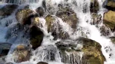 Bir dağ nehrinde şelale