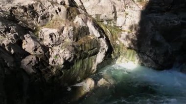 Bir dağ nehrinde şelale