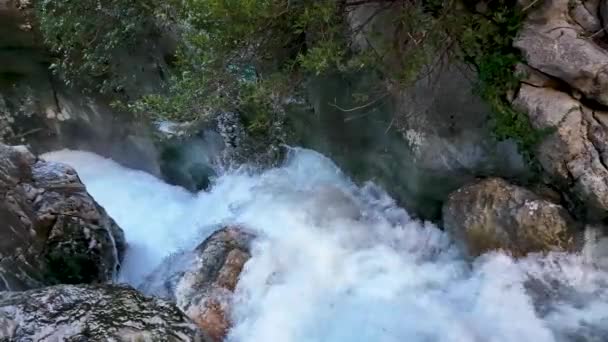 山の川の滝 — ストック動画