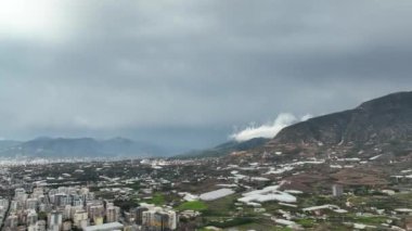 Şehrin üzerinde renkli günbatımı