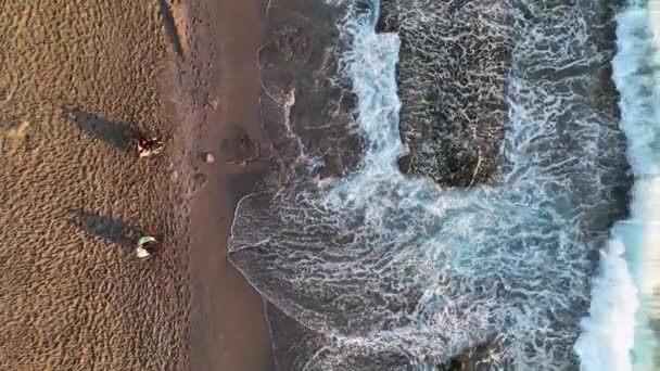 Gente Siede Sulla Spiaggia Guarda Tramonto — Video Stock