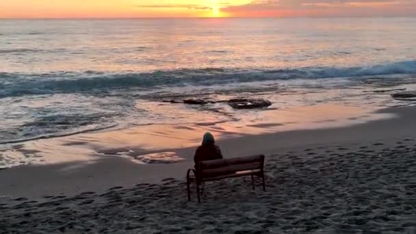 Menschen Sitzen Strand Und Beobachten Den Sonnenuntergang — Stockvideo