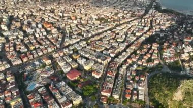 Şehrin üzerinde renkli günbatımı
