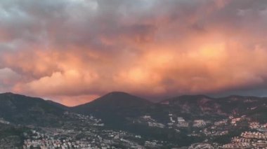 Şehrin üzerinde renkli günbatımı