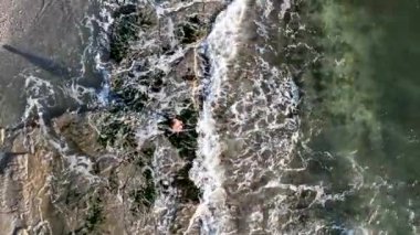 Denizde balık bir balıkçının yakalar