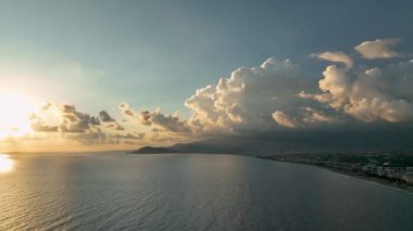 Denize güzel bulutlu gün batımı