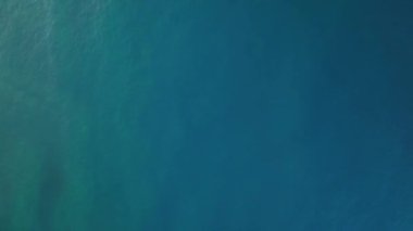 Denizin gök mavisi.