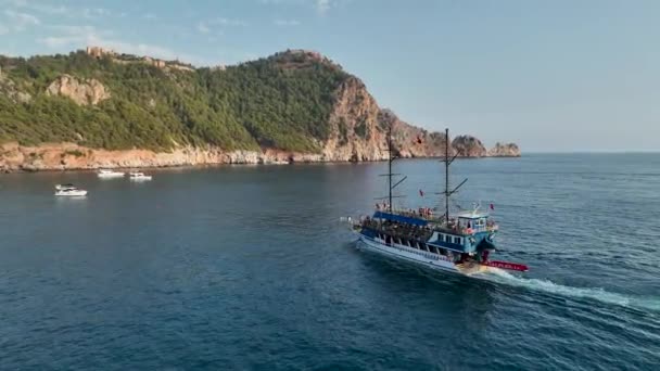Pirates Jacht Aanroept Bij Haven Luchtfoto Turkije Aanya — Stockvideo