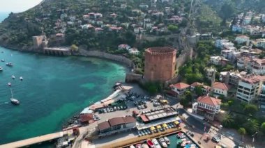 Şehrin üzerinde renkli günbatımı