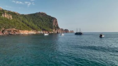 Büyük bir yat denizde duruyor.